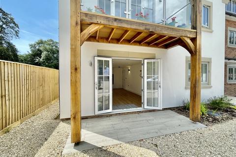 Lymington Road, Christchurch BH23 2 bed apartment for sale