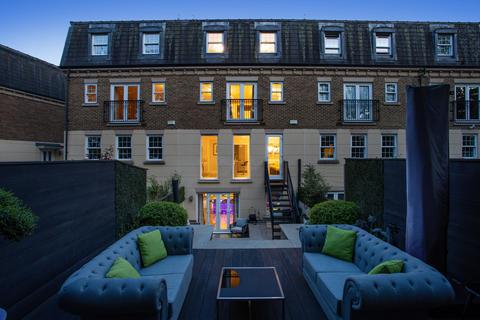 Haines Court, Weybridge, Surrey, KT13 4 bed terraced house for sale