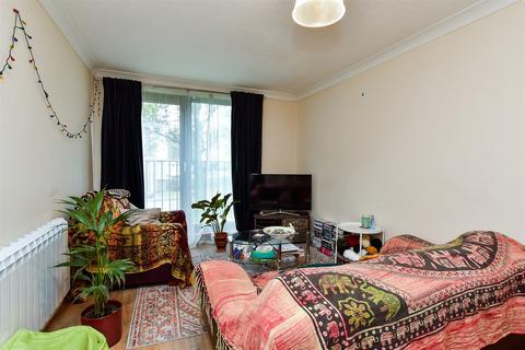 2 bedroom ground floor flat for sale