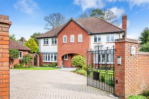 5 bedroom detached house for sale