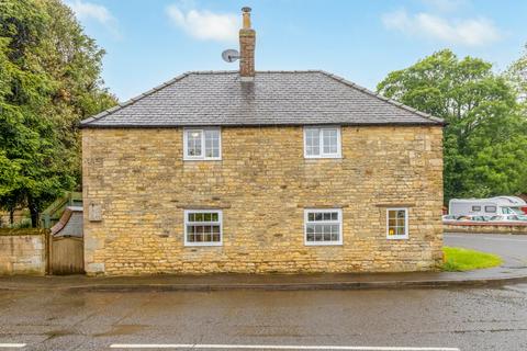 High Street, Grantham LN5 3 bed detached house for sale