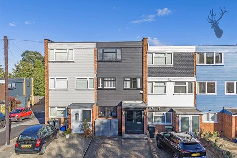 Andrews Close, Buckhurst Hill IG9 4 bed terraced house for sale