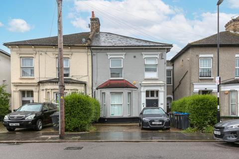 Bensham Manor Road, Thornton Heath, CR7 2 bed maisonette for sale