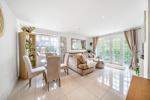 Tweedy Road, Bromley, Kent, BR1 4 bed flat for sale