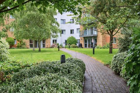 Woolsack Way, Godalming, Surrey, GU7 2 bed apartment for sale