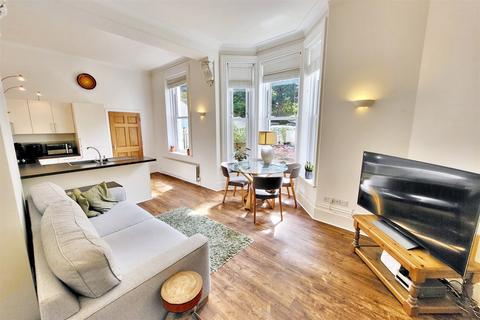 Dean Park 2 bed flat for sale