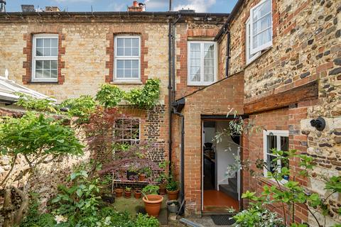 East Street, Farnham, GU9 3 bed end of terrace house for sale