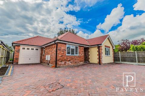 Manor Road, Great Holland 3 bed detached bungalow for sale