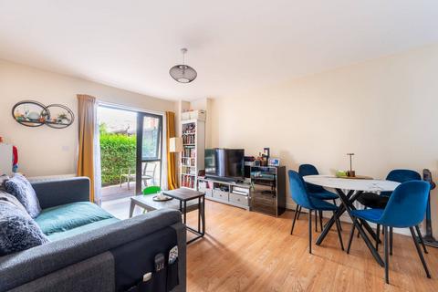 Newman Close, Willesden Green... 2 bed flat for sale