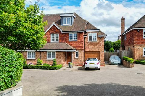 Within Easy Reach to Cranbrook Shops... 4 bed semi