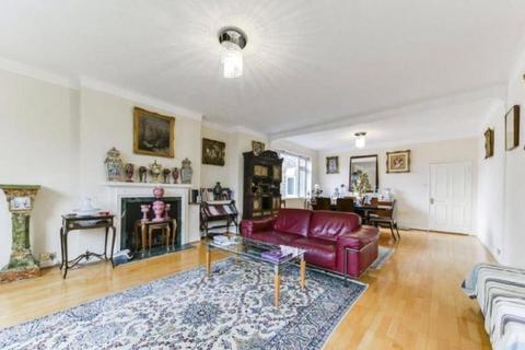 Avenue Close, St John's Wood NW8 3 bed apartment for sale