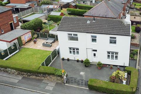 Kirkgate, Hanging Heaton, WF17 3 bed detached house for sale
