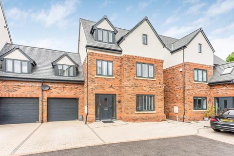 5 bedroom link detached house for sale