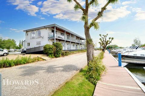 Staithe Road, Burgh St. Peter 5 bed lodge for sale