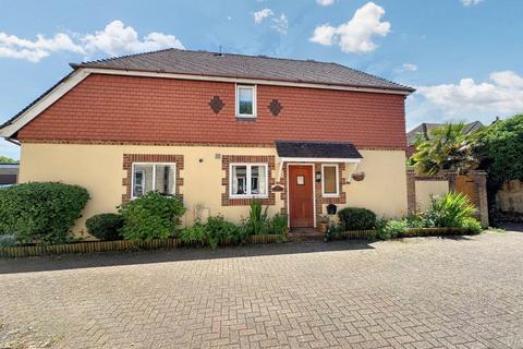 2 bedroom detached house for sale