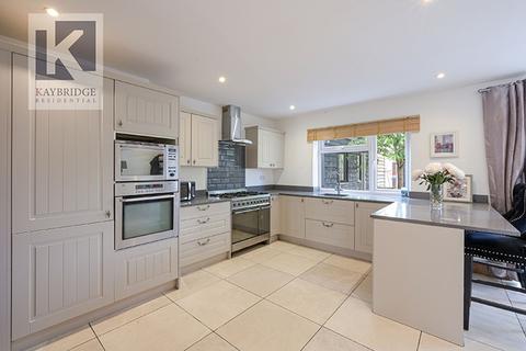 West Gardens, Epsom, KT17 5 bed detached house for sale