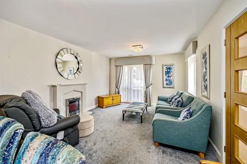 Moorfield Road, Denham Green 2 bed apartment for sale