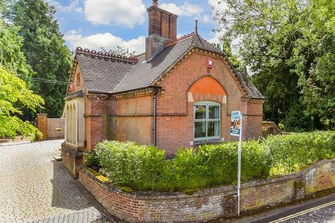 Denne Road, Horsham, West Sussex 2 bed detached house for sale