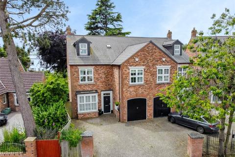 5 bedroom semi-detached house for sale