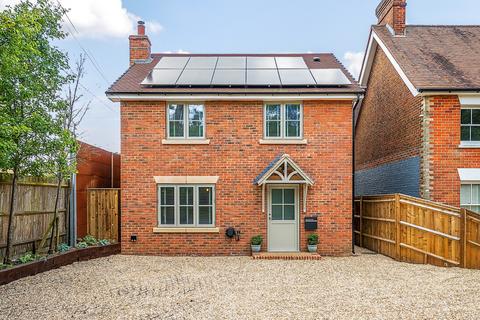 Main Road, Bucks Horn Oak, Farnham, GU10 3 bed detached house for sale