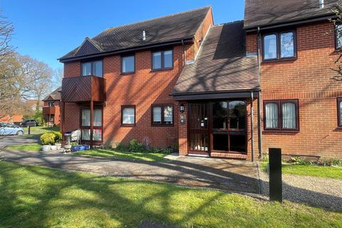 Essex Way, Sonning Common Reading RG4 2 bed apartment for sale