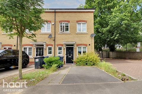 Ealing Road, Northolt 3 bed end of terrace house for sale
