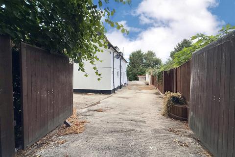 Potley Hill Road, Yateley GU46 3 bed semi