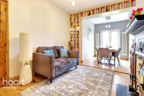 Marks Road, Romford, RM7 7AB 4 bed semi