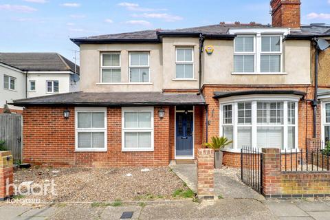 Marks Road, Romford, RM7 7AB 4 bed semi