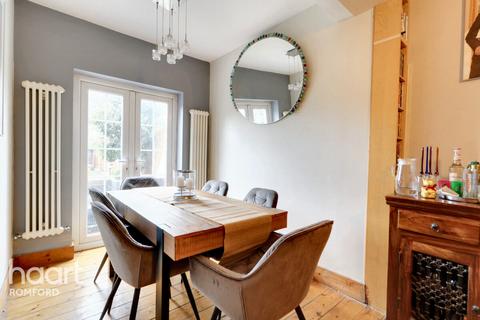 Marks Road, Romford, RM7 7AB 4 bed semi