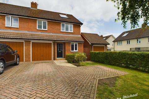 Queens Mead, Aylesbury 4 bed semi