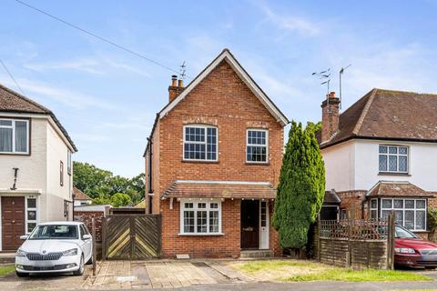 Avenue Gardens, Horley RH6 3 bed detached house for sale