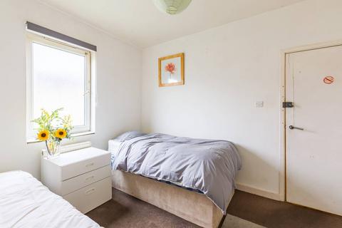 Turnpike Mews, Turnpike Lane, London, N8 2 bed flat for sale