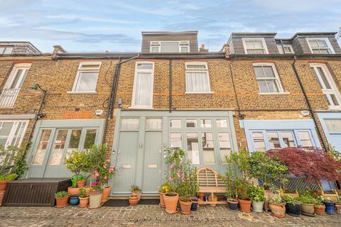 Eton Garages, Belsize Park, London, NW3 2 bed maisonette for sale