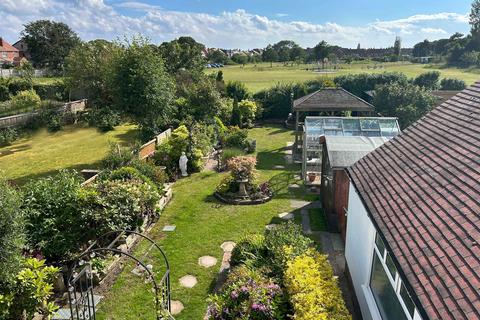 Welwyn Avenue, Southport PR8 5 bed semi