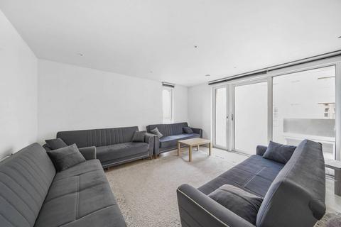 Moorhen Drive, Hendon, London, NW9 3 bed flat for sale