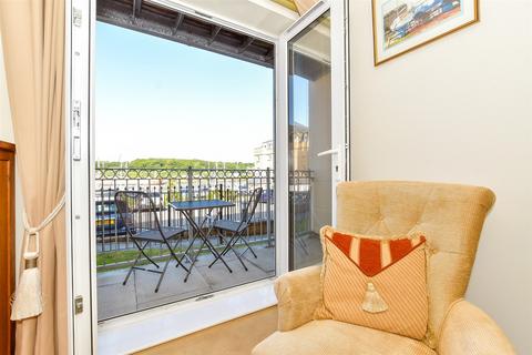 Medina View, East Cowes, Isle of Wight 3 bed ground floor flat for sale