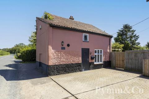 Low Road, Wymondham NR18 4 bed detached house for sale