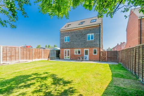 Warren Close, Leighton Buzzard... 4 bed detached house for sale