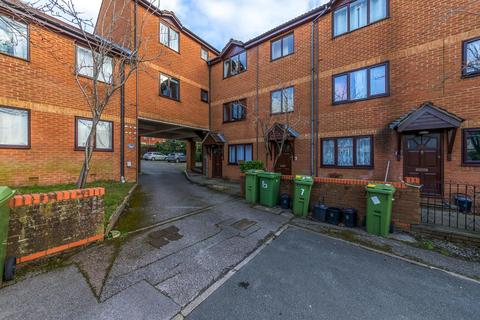 Bembridge Court, Aldershot 2 bed flat for sale