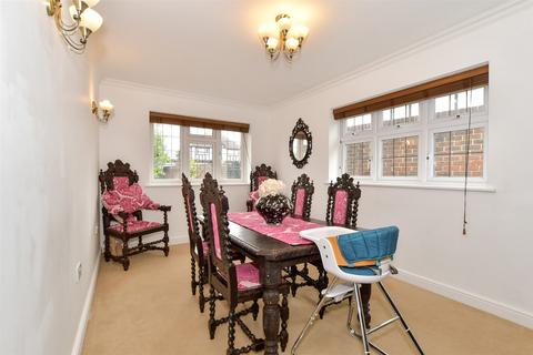 Cissbury Avenue, Worthing, West Sussex 3 bed semi