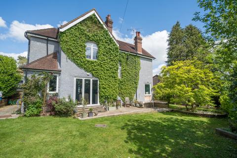 Vicarage Lane, Haslemere, Surrey, GU27 3 bed detached house for sale