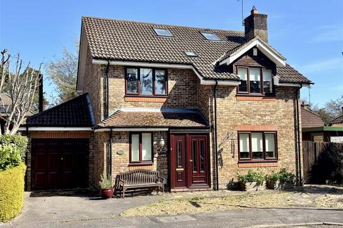 Amber Hill, Surrey GU15 4 bed detached house for sale