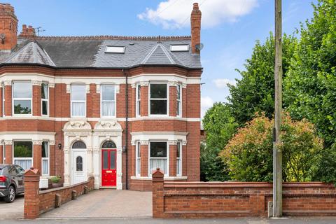 125 Droitwich Road, Worcester.   WR3 7JE 5 bed end of terrace house for sale