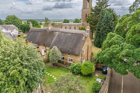 Stable Yard, Kettering NN14 3 bed cottage for sale