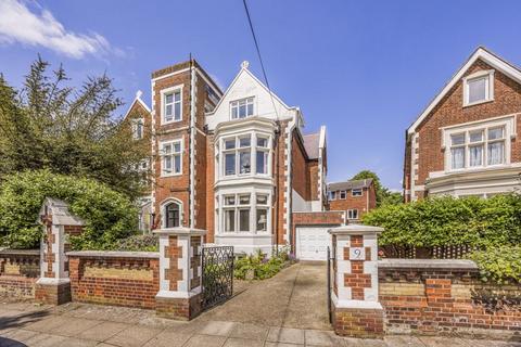 6 bedroom semi-detached house for sale