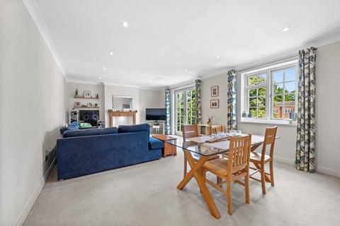 St Georges Avenue, Weybridge, KT13 3 bed apartment for sale