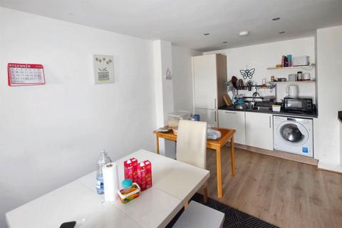 3 bedroom flat for sale