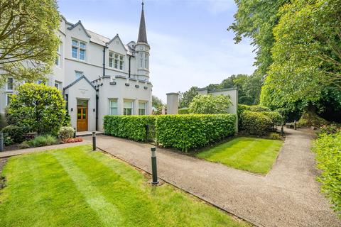 Woodland Way, Kingswood 3 bed flat for sale