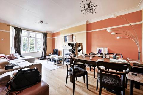 Parkview Court, Bishop's Park... 2 bed flat for sale